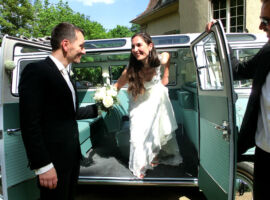 VW Bus "Bulli" T1 Samba Deluxe als Hochzeitsauto vor Schloss Kartzow / T1-Berlin.de VW Bus-Bulli T1 Samba Deluxe als Hochzeitsauto / T1-Berlin.de