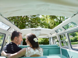 VW Bus "Bulli" T1 Samba Deluxe als Hochzeitsauto vor Schloss Kartzow / T1-Berlin.de VW Bus-Bulli T1 Samba Deluxe als Hochzeitsauto / T1-Berlin.de