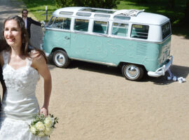 VW Bus "Bulli" T1 Samba Deluxe als Hochzeitsauto vor Schloss Kartzow / T1-Berlin.de VW Bus-Bulli T1 Samba Deluxe als Hochzeitsauto / T1-Berlin.de
