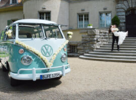 VW Bus "Bulli" T1 Samba Deluxe als Hochzeitsauto vor Schloss Kartzow / T1-Berlin.de VW Bus-Bulli T1 Samba Deluxe als Hochzeitsauto / T1-Berlin.de