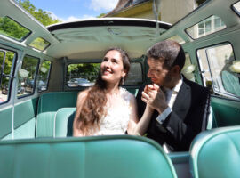 VW Bus "Bulli" T1 Samba Deluxe als Hochzeitsauto vor Schloss Kartzow / T1-Berlin.de VW Bus-Bulli T1 Samba Deluxe als Hochzeitsauto / T1-Berlin.de