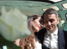 VW Bus "Bulli" T1 Samba Deluxe als Hochzeitsauto vor Schloss Kartzow / T1-Berlin.de VW Bus-Bulli T1 Samba Deluxe als Hochzeitsauto / T1-Berlin.de