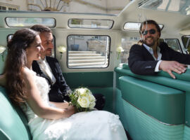 VW Bus "Bulli" T1 Samba Deluxe als Hochzeitsauto vor Schloss Kartzow / T1-Berlin.de VW Bus-Bulli T1 Samba Deluxe als Hochzeitsauto / T1-Berlin.de