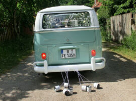 VW Bus "Bulli" T1 Samba Deluxe als Hochzeitsauto vor Schloss Kartzow / T1-Berlin.de VW Bus-Bulli T1 Samba Deluxe als Hochzeitsauto / T1-Berlin.de