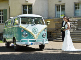 VW Bus "Bulli" T1 Samba Deluxe als Hochzeitsauto vor Schloss Kartzow / T1-Berlin.de VW Bus-Bulli T1 Samba Deluxe als Hochzeitsauto / T1-Berlin.de